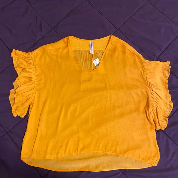 NWT Anthropologie Flowy Yellow Top - Picture 2 of 2